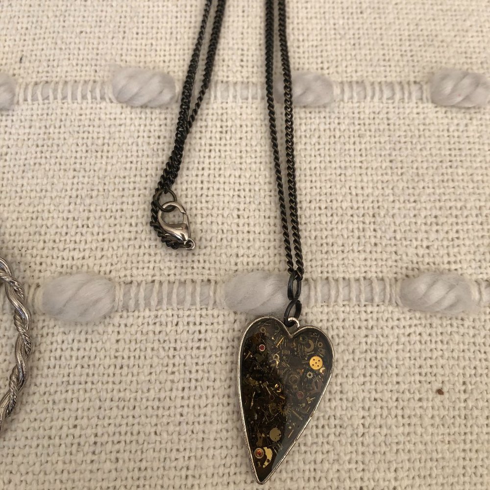Artistic heart pendant necklace